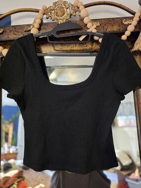 2 Shirt Universal Thread Black Ribbed Scoop-Neck Crop Top, Cream Old Navy
